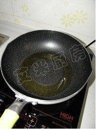 鱼头炖豆腐,锅内倒油烧热