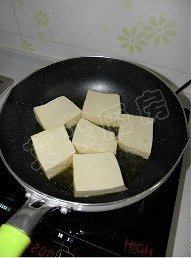 鱼头炖豆腐,放入豆腐块