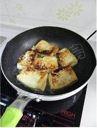 鱼头炖豆腐,中火煎至两面金黄