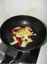 鱼头炖豆腐,放入葱姜<a style='color:red;display:inline-block;' href='/shicai/ 86474'>干辣椒</a><a style='color:red;display:inline-block;' href='/shicai/ 700'>花椒</a><a style='color:red;display:inline-block;' href='/shicai/ 695'>八角</a>，小火炒香