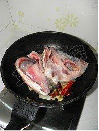 鱼头炖豆腐,鱼头朝下放入锅中