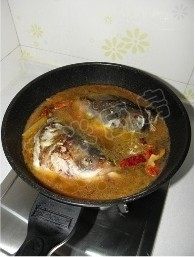 鱼头炖豆腐,加入适量的清水