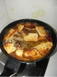 鱼头炖豆腐,放入煎好的豆腐块，大火烧开后转中火炖制