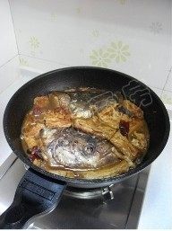 鱼头炖豆腐,炖至汤汁仅剩1/3时转大火将汤汁收浓即可