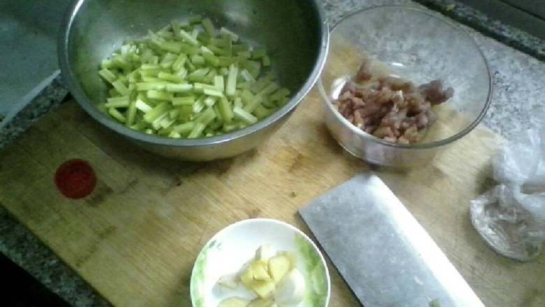 芹菜炒肉,<a style='color:red;display:inline-block;' href='/shicai/ 125'>芹菜</a>切段，<a style='color:red;display:inline-block;' href='/shicai/ 414'>猪肉</a>切丁，<a style='color:red;display:inline-block;' href='/shicai/ 37'>姜</a>按自己喜好切