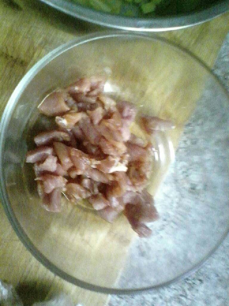 芹菜炒肉,用<a style='color:red;display:inline-block;' href='/shicai/ 692'>酱油</a>腌制下猪肉，用手抓拌一下