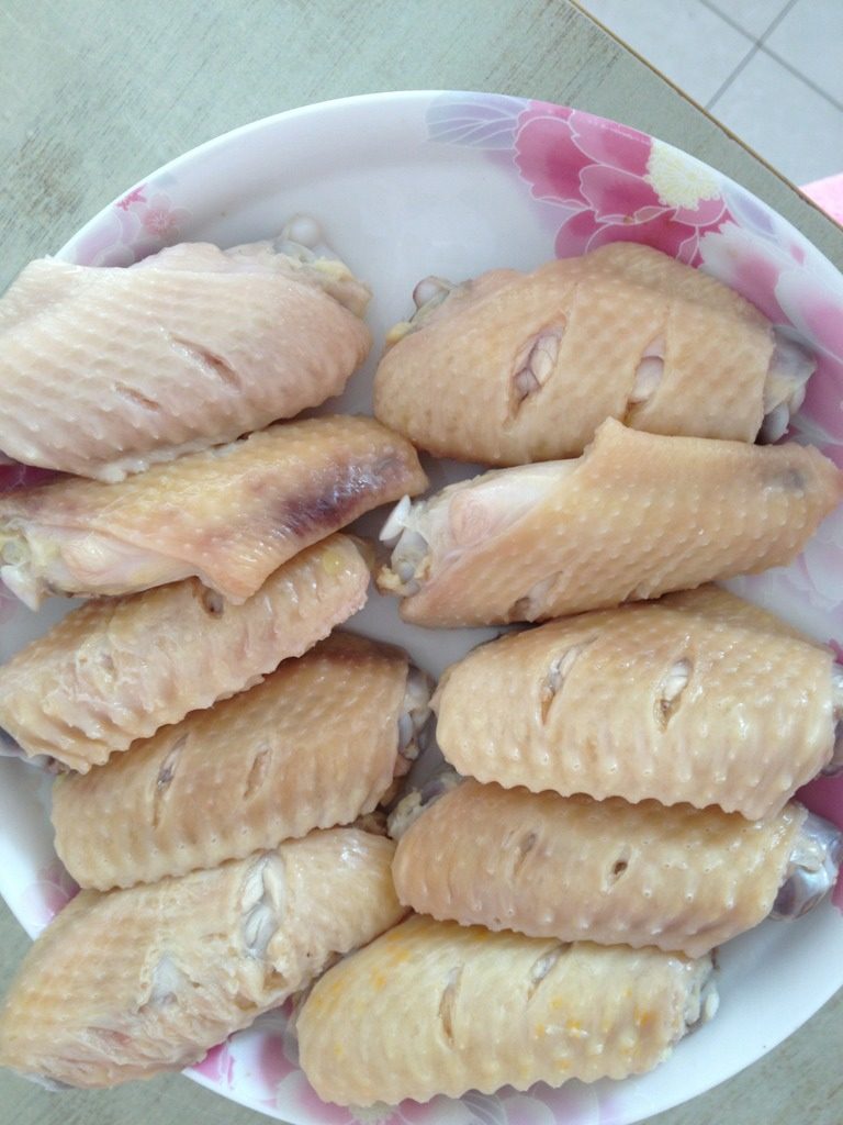 可乐鸡翅,将焯过的鸡翅用温水洗净，控干水分备用；