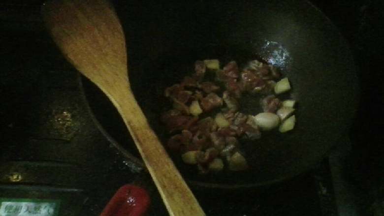 芹菜炒肉,用蒜、姜炝锅，后放入猪肉