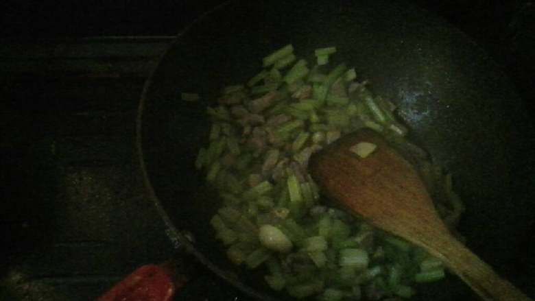 芹菜炒肉,炒至七分熟放入芹菜，盐。翻炒一下，翻炒时放入<a style='color:red;display:inline-block;' href='/shicai/ 718'>料酒</a>，炒熟即可