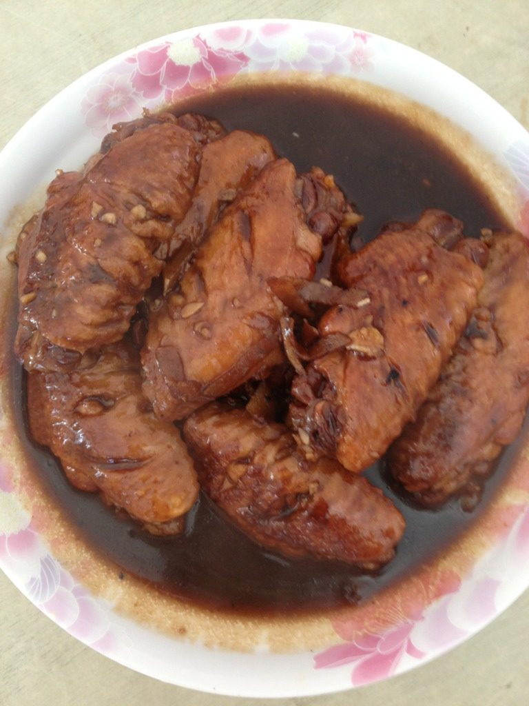 可乐鸡翅,收汁完事儿撒上蒜末就可以出锅了。