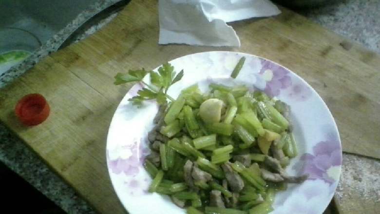 芹菜炒肉,装盘，端上