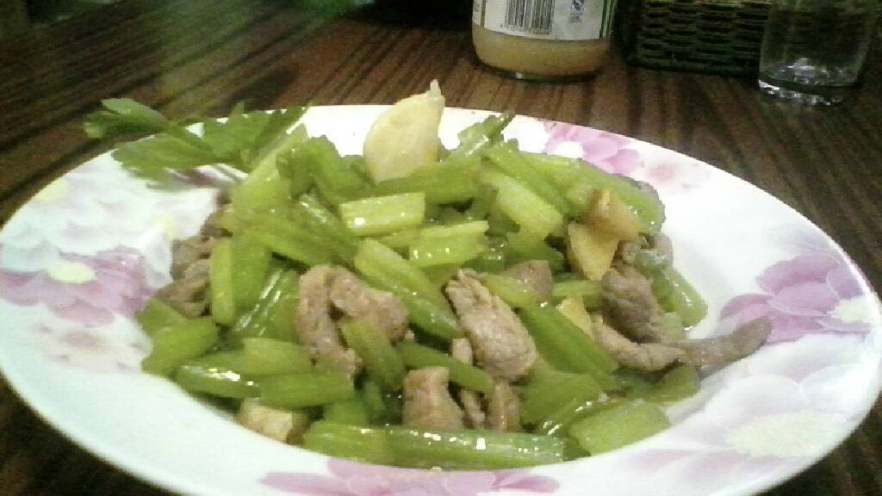 芹菜炒肉