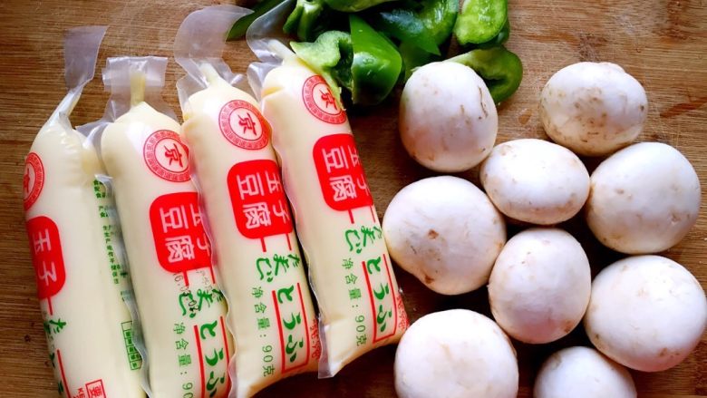 蘑菇烧玉子豆腐,<a style='color:red;display:inline-block;' href='/shicai/ 2914'>蘑菇</a>洗净切四瓣，<a style='color:red;display:inline-block;' href='/shicai/ 61'>青椒</a>切象眼片。
