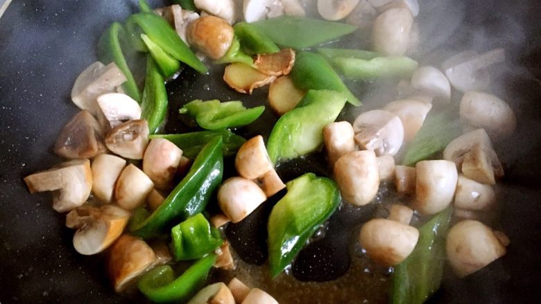 蘑菇烧玉子豆腐,放青椒一起翻炒,放少许盐调味。