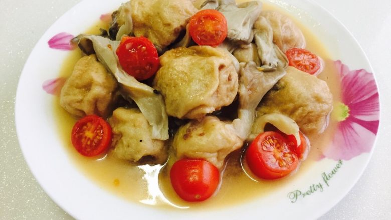 素面筋塞肉,待汤汁浓稠放入切对半的<a style='color:red;display:inline-block;' href='/shicai/ 3438'>圣女果</a>，翻炒一下，滴几滴生抽出锅。