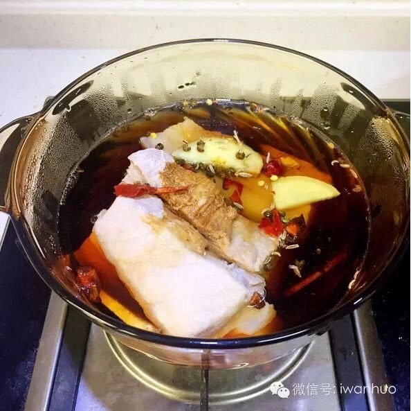 思乡萝卜饭小食怡情大吃过瘾,飞水完毕捞出换锅加入适量<a style='color:red;display:inline-block;' href='/shicai/ 788'>生抽</a>、<a style='color:red;display:inline-block;' href='/shicai/ 762'>老抽</a>、<a style='color:red;display:inline-block;' href='/shicai/ 695'>八角</a>、姜片、<a style='color:red;display:inline-block;' href='/shicai/ 700'>花椒</a>和热水开始简单卤制。