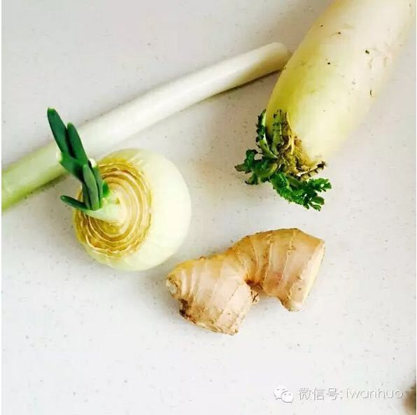 思乡萝卜饭小食怡情大吃过瘾,卤肉的同时可以对各种原料进行相应的处理，就是各种菜切切切，都切丁即可；干<a style='color:red;display:inline-block;' href='/shicai/ 230'>香菇</a>泡发、海蛎洗净、<a style='color:red;display:inline-block;' href='/shicai/ 492'>大米</a>泡水、<a style='color:red;display:inline-block;' href='/shicai/ 8789'>杂菜</a>用水化开，不用单独再去煮，反正一会儿都要下电饭锅。