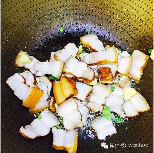思乡萝卜饭小食怡情大吃过瘾,炒锅下油，可以比平时炒菜多放点，葱花炝锅后先放卤好的肉进去煸炒，看到五花肉的肥肉部分出现微焦的感觉就可以。