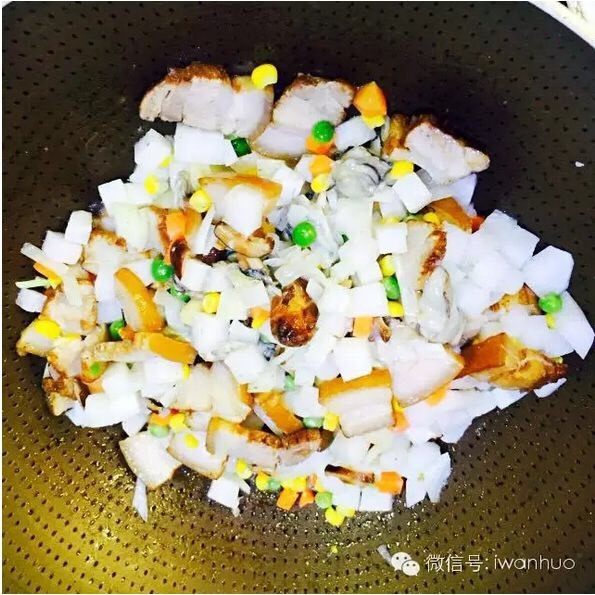 思乡萝卜饭小食怡情大吃过瘾,切好的各种原料一股脑的倒入炒锅翻炒，不用纠结顺序，反正最后都是一锅出的。