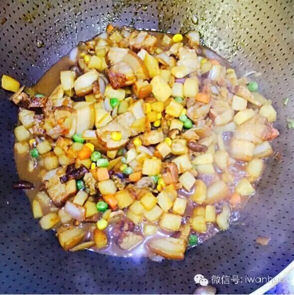 思乡萝卜饭小食怡情大吃过瘾,加适量生抽、老抽、耗油调味，最后出锅前再放盐，整体调味比平时炒菜的味道要咸，因为我们这是一锅饭，不是单纯的菜。
