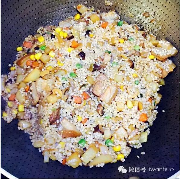 思乡萝卜饭小食怡情大吃过瘾,泡好的米滤水后一起放入炒锅翻炒。