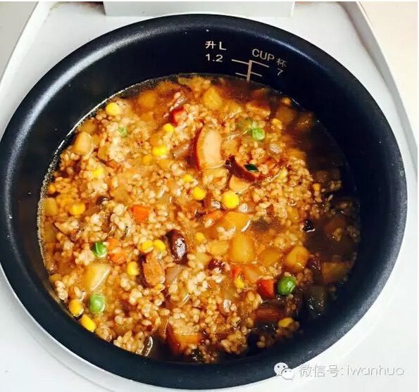 思乡萝卜饭小食怡情大吃过瘾,把炒锅里的混合物一起转移进电饭煲，加水（水量取决于你用的米量，跟平时煮同样饭的水量差不多即可），走一个正常的煮饭程序。