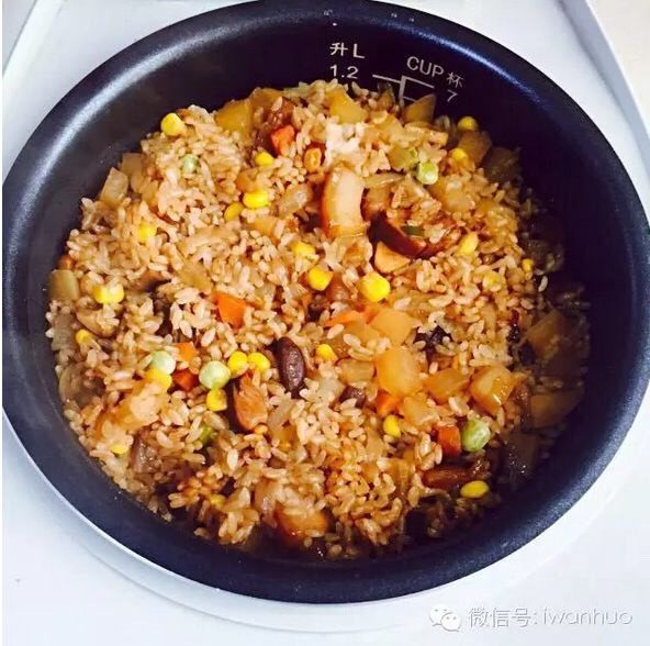 思乡萝卜饭小食怡情大吃过瘾,煮饭结束后淋上葱油拌匀就可以吃啦。
