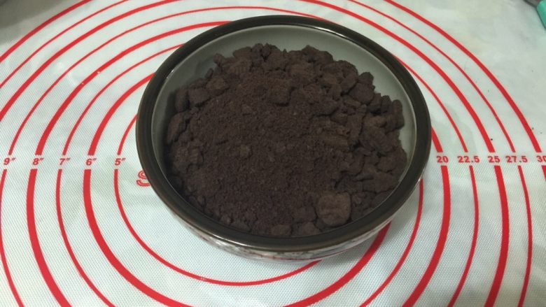 蓝莓芝士蛋糕,奥利奥饼干去掉夹心,将其碾压成饼干碎,一定要碎一点。然后将黄油隔水融化,倒入饼干碎里,搅拌均匀后倒入蛋糕模具里,放入冰箱冷藏备用。