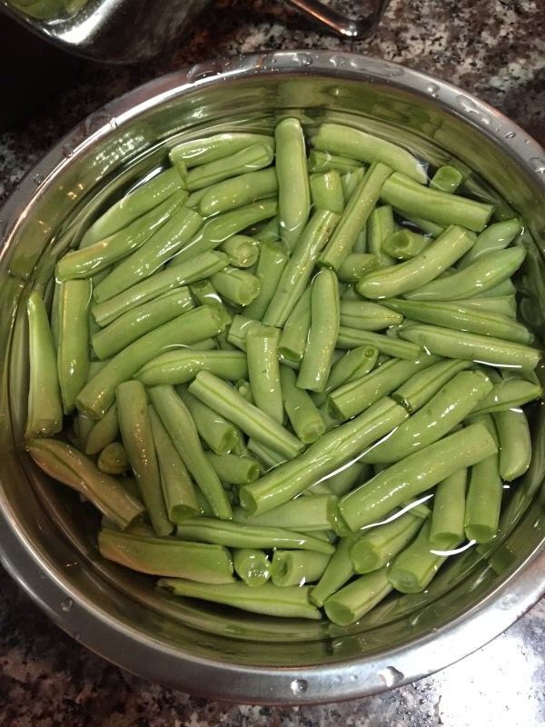 土豆豆角焖面,<a style='color:red;display:inline-block;' href='/shicai/ 3639'>豆角</a>抽筋儿，掰成段儿。