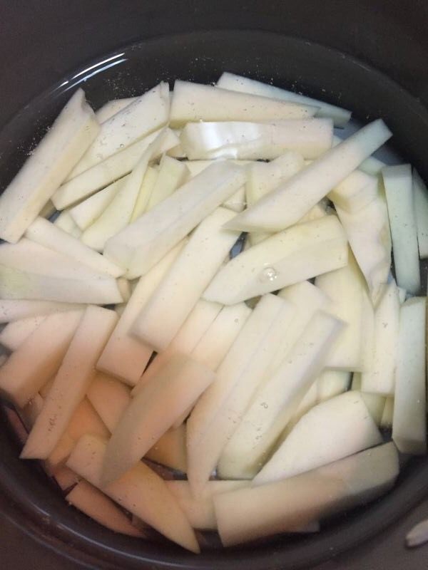 土豆豆角焖面,<a style='color:red;display:inline-block;' href='/shicai/ 23'>土豆</a>切成条儿。