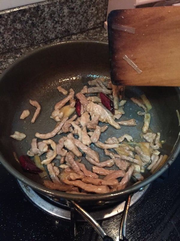 土豆豆角焖面,<a style='color:red;display:inline-block;' href='/shicai/ 4430'>里脊肉</a>成条儿，加葱姜辣椒小炒。