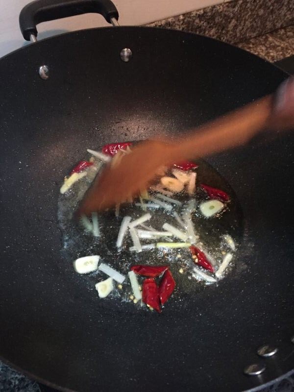 土豆豆角焖面,另起一锅，油热，爆葱姜蒜辣椒。
