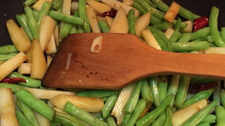 土豆豆角焖面,加酱油，生抽。大火炒上色。