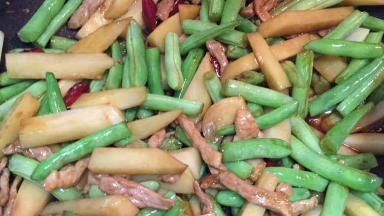 土豆豆角焖面,加入之前炒好的肉丝，大火翻炒。