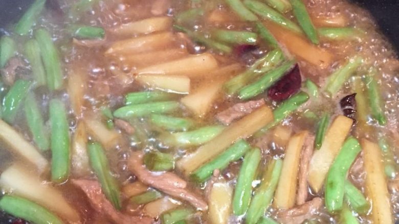 土豆豆角焖面,加热水，盖过材料。再放一次盐，入八角。