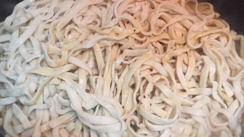 土豆豆角焖面,五分钟后，舀出一部分汤汁备用。加入面条。盖盖儿，闷一小伙儿。