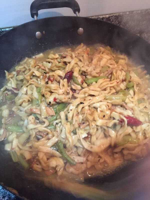 土豆豆角焖面,把刚刚舀出来的那部分汤汁，撒在面上。继续闷一会儿。