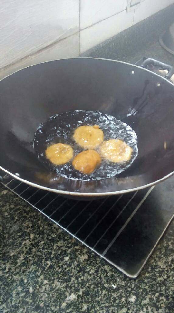 油炸红薯饼,在锅中倒入油加热，当油温达到一定温度时，就可以炸了！