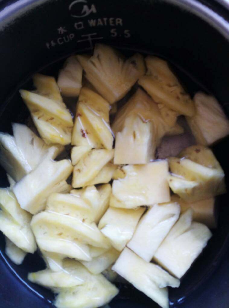 糖水菠萝,菠萝切块，盐水泡10分钟