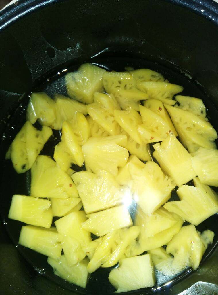 糖水菠萝,电饭煲放水喝冰糖，煮开，在放入泡好的菠萝。重新煮开，亮凉就可以开吃了。