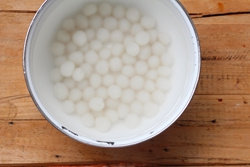 榴芒小圆子,锅里水烧开,放入小圆子烧开浮起,捞出放凉水浸泡