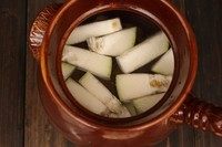 酸萝卜水鸭汤,大火煮开,转小火一起煲2个小时。喝前加盐调味。
