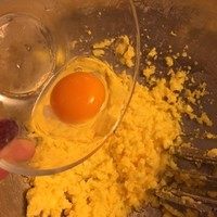 卡通黄油饼干,鸡蛋一个一个加入继续打匀