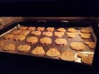 卡通黄油饼干,预热好烤箱180℃烘烤12分钟出炉
