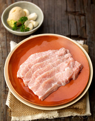 猪颈肉盖饭,食材：• 300g <a style='color:red;display:inline-block;' href='/shicai/ 8277'>猪颈肉</a>• 3tbs 酿造酱油• 3个 中等大小鸡蛋• 2tbs 昆布汁（可以自己用干海带＋鲣鱼熬制）• 1tbs 味淋• 适量 <a style='color:red;display:inline-block;' href='/shicai/ 37'>姜</a>（切细丝）• 适量 <a style='color:red;display:inline-block;' href='/shicai/ 6559'>蒜蓉</a>• 1/2个 大洋葱（其中1/4切碎，另3/4切丝）• 3片 可生食生菜• 适量 葵花籽油• 适量 水• 适量 盐• 适量 现磨黑胡椒