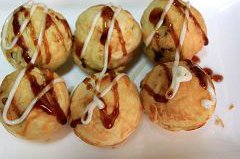 章鱼小丸子,准备好表面饰料,把丸子装入食用餐具,挤上<a style='color:red;display:inline-block;' href='/shicai/ 4856'>沙拉酱</a>,淋上自制照烧酱,撒上海苔碎和木鱼屑即可。小心烫嘴巴哦……
