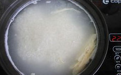 粥底火锅,因为瓦煲不够大，一次熬出来的粥水不够，我又往瓦煲里加开水，继续大火烧开