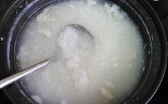粥底火锅,继续舀取浓稠的粥水，重复3次后，粥已经变得很清，因为精华全被我捞走了