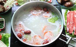 粥底火锅,吃的时候，最好先下<a style='color:red;display:inline-block;' href='/shicai/ 194'>蛤蜊</a>、<a style='color:red;display:inline-block;' href='/shicai/ 300'>虾</a>之类的，特别特别的鲜美，然后肉和青菜什么滴自己看着涮吧哈哈