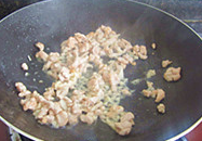 杂酱面,炒锅中烧热放油,下肉末炒至变色